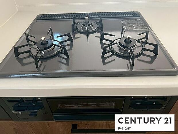 三口ガスコンロで料理もはかどりますね！グリルもあります！