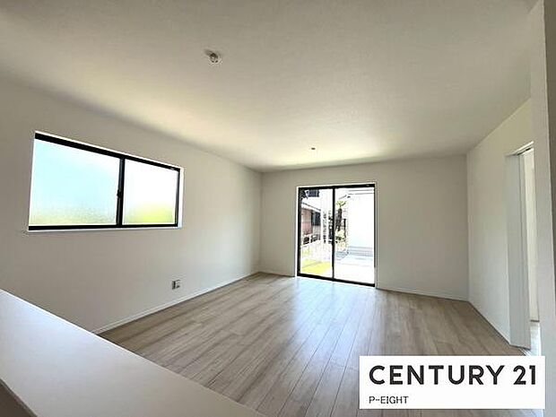 大きな窓のある明るいリビングです！