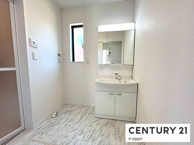 明るい洗面台で身支度ができます！洗濯機を置くスペースもあります！