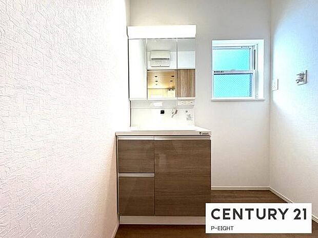 明るい洗面台で身支度ができます！洗濯機を置くスペースもあります！