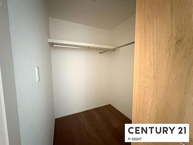 広々としたウォークインクローゼットでたくさん収納できます！