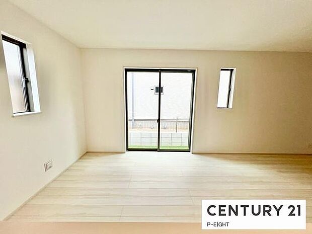 大きな窓から日光が差し込みます！