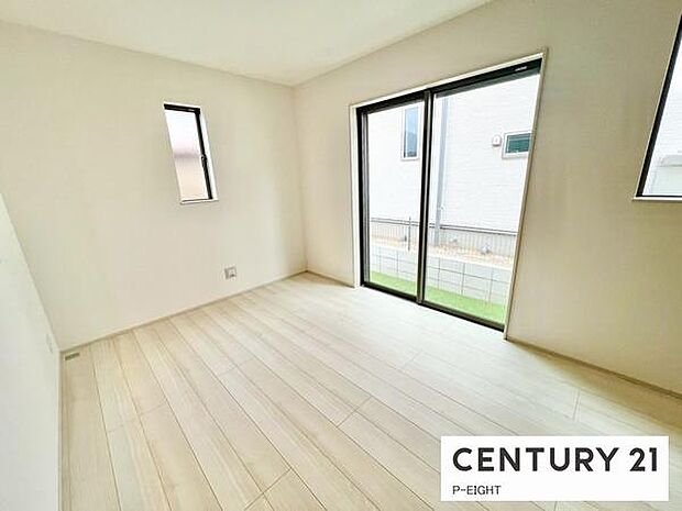 大きな窓から日光が差し込む明るいリビングです！