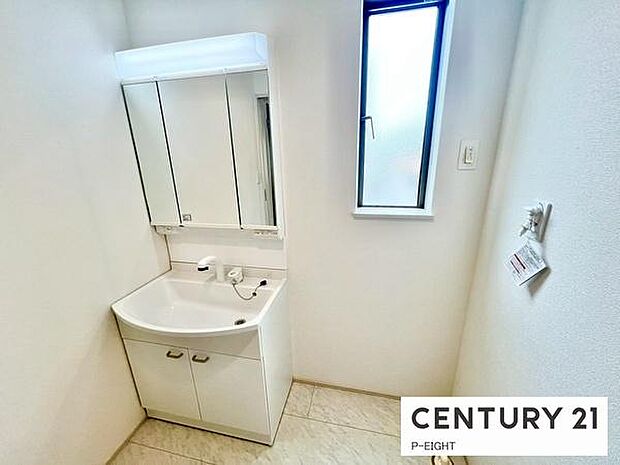 白を基調とした明るい洗面所です！