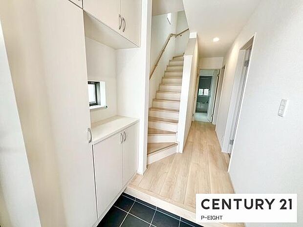 白を基調とした明るい玄関です！