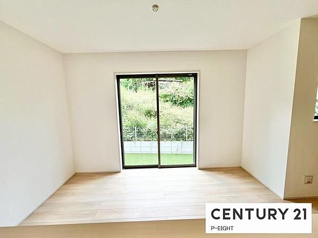 大きな窓から日光が差し込みます！