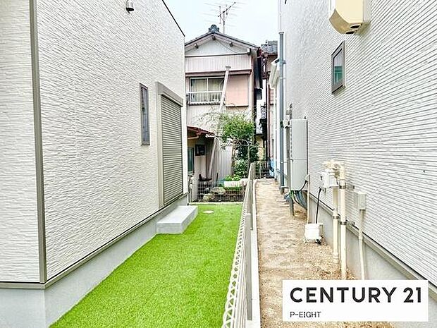 庭が人工芝なので、お子様が遊ぶ時も安心ですね！