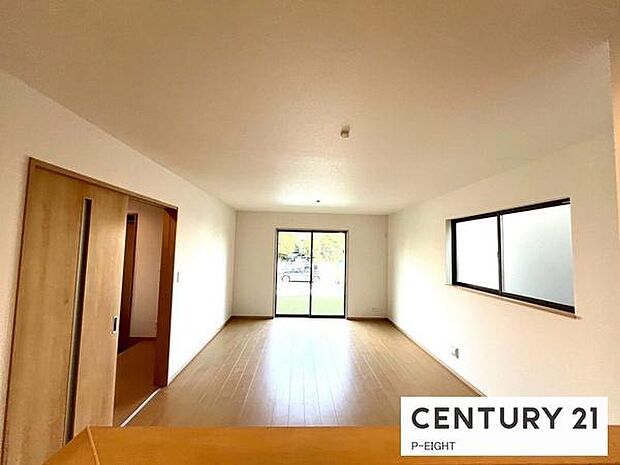 大きな窓のある明るいリビングです!