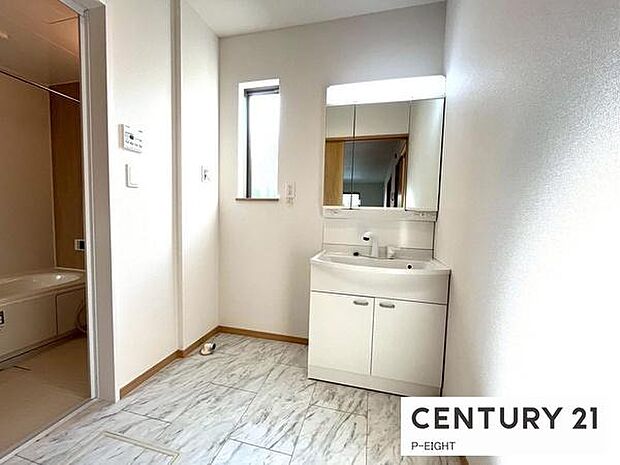 明るい洗面台で身支度ができます!洗濯機を置くスペースもあります!