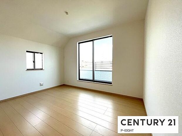 バルコニーに面している広々とした部屋です!