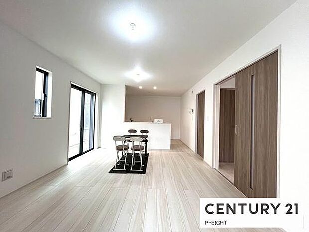 大きな窓のある明るいリビングです！