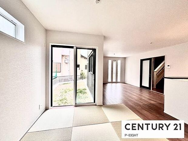 畳コーナーからリビング全体が見渡せます!