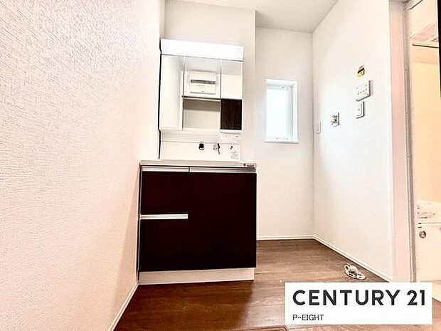 明るい洗面台で身支度ができます!洗濯機を置くスペースもあります!