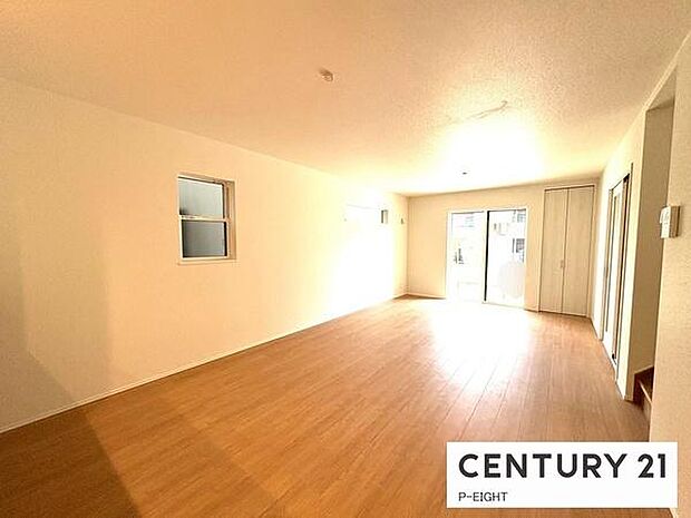 大きな窓から日光が差し込む明るいリビングです!