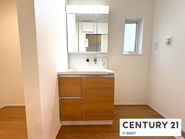 明るい洗面台で身支度ができます!洗濯機を置くスペースもあります!