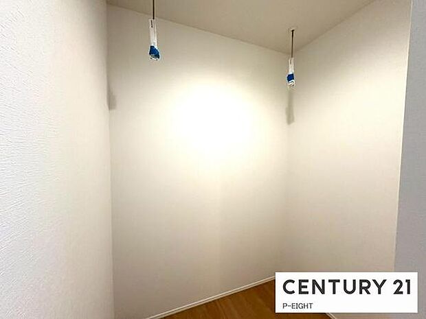 室内で洗濯物を干したり収納したりできるスペースがあります!