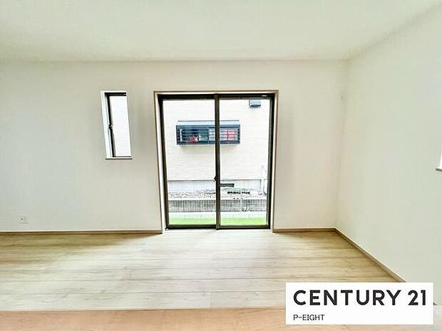 大きな窓から日光が差し込むリビングです！