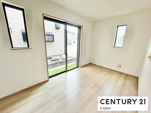 大きな窓から日光が差し込みます！