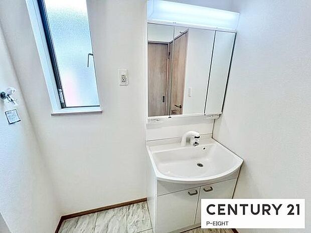 明るい洗面台で身支度ができます！