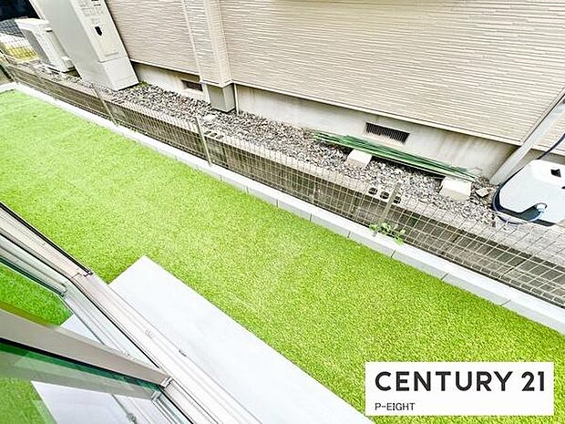 庭が人工芝なので、お子様が遊ぶ時も安心ですね！