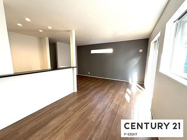 大きな窓から日光が差し込む明るいリビングです！