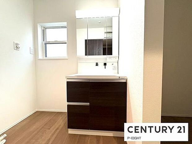 明るい洗面台で身支度ができます！洗濯機を置くスペースもあります！