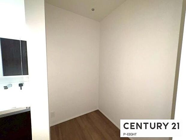 室内で洗濯物を干したり収納したりできるスペースがあります！