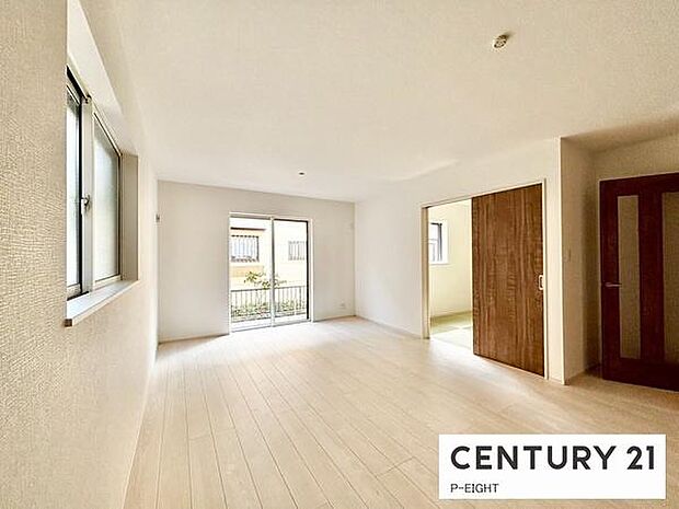 大きな窓から日光が差し込む明るいリビングです!