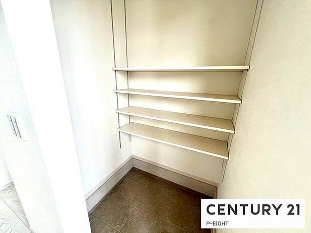 玄関先に収納が多く、家族の靴もきれいにまとまります。