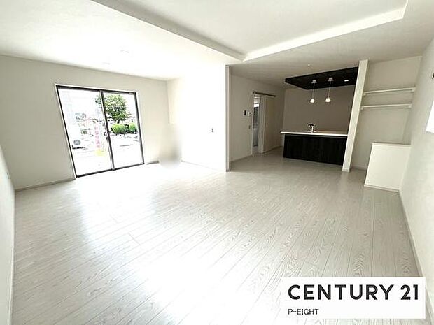 大きな窓のある広々とした明るいリビングです！