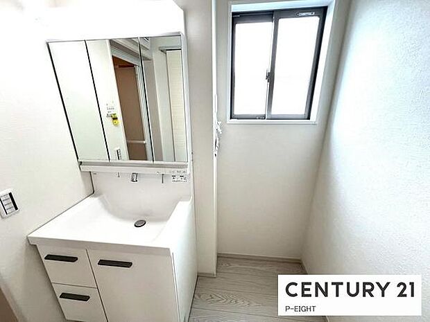 明るい洗面台で身支度ができます！洗濯機を置くスペースもあります！