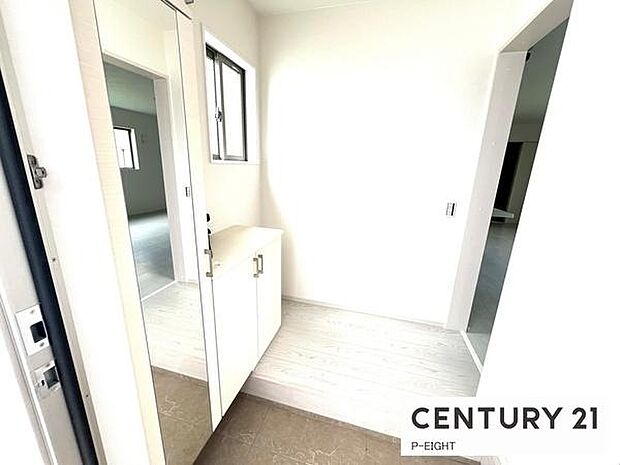 白を基調とした明るい玄関です！