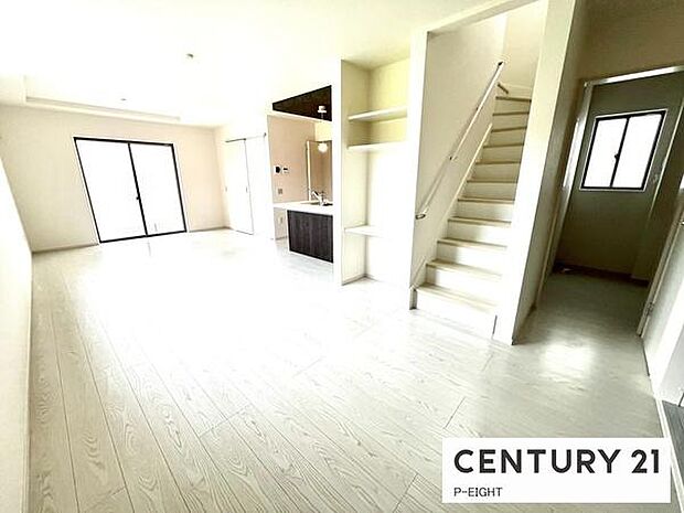 大きな窓のある広々とした明るいリビングです！