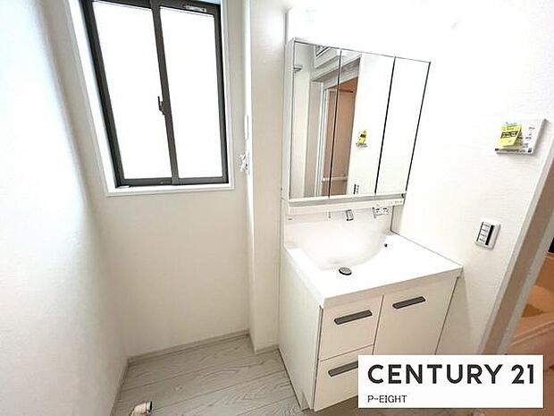 明るい洗面台で身支度ができます！洗濯機を置くスペースもあります！