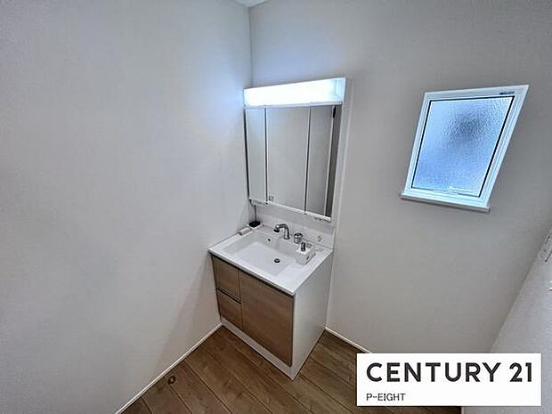 明るい洗面台で身支度ができます!洗濯機を置くスペースもあります!