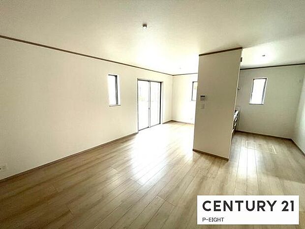 大きな窓のある広々とした明るいリビングです！