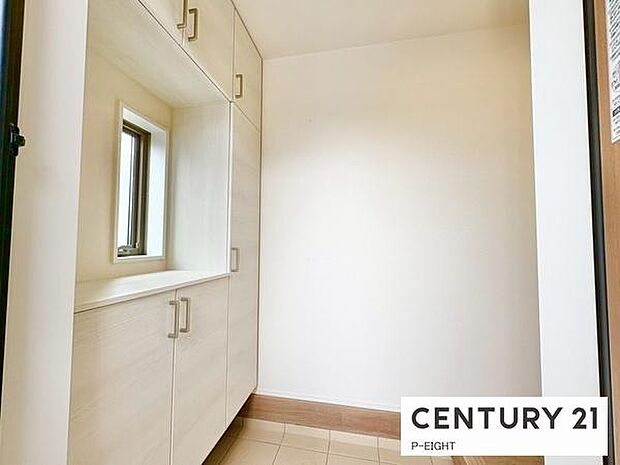 玄関先に収納が多く、家族の靴もきれいにまとまります。