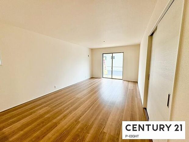 大きな窓のある明るいリビングです!