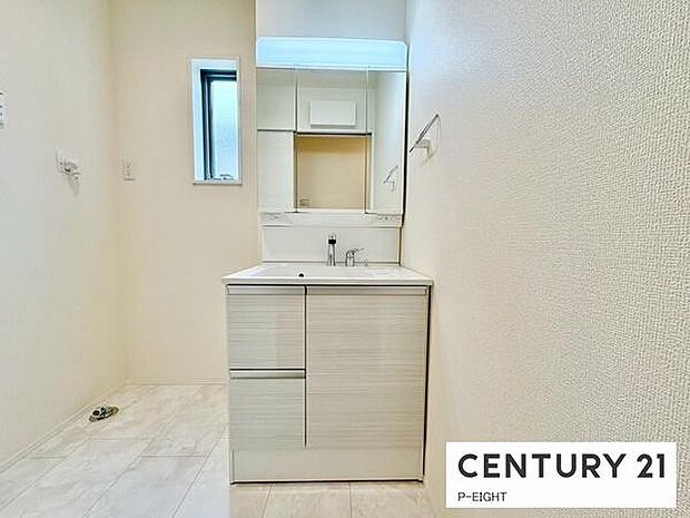 明るい洗面台で身支度ができます!洗濯機を置くスペースもあります!