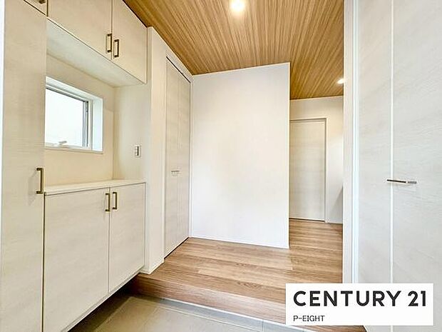 玄関先に収納が多く、家族の靴もきれいにまとまります。