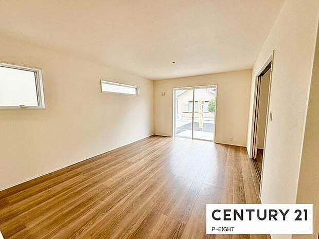 大きな窓から日光が差し込む明るいリビングです！