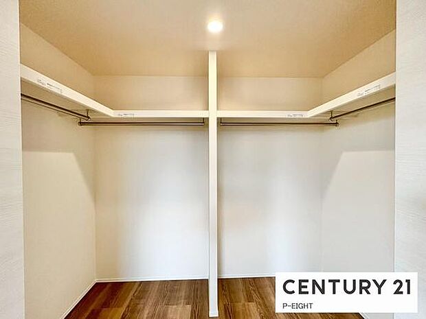 ウォークインクローゼットでたくさん収納できます！