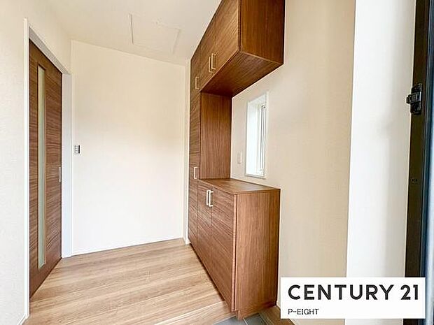 玄関先に収納が多く、家族の靴もきれいにまとまります。