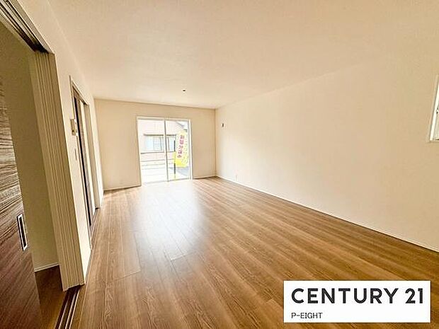 大きな窓から日光が差し込む明るいリビングです！