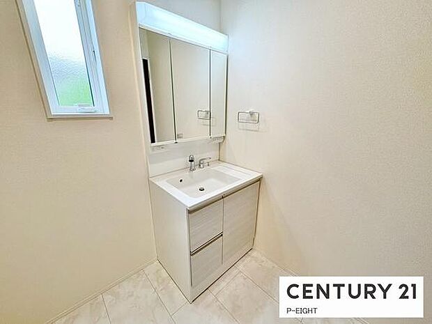 明るい洗面台で身支度ができます！