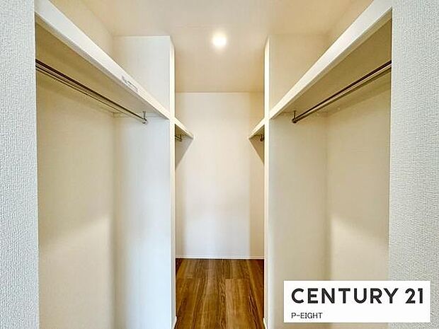 ウォークインクローゼットでたくさん収納できます！