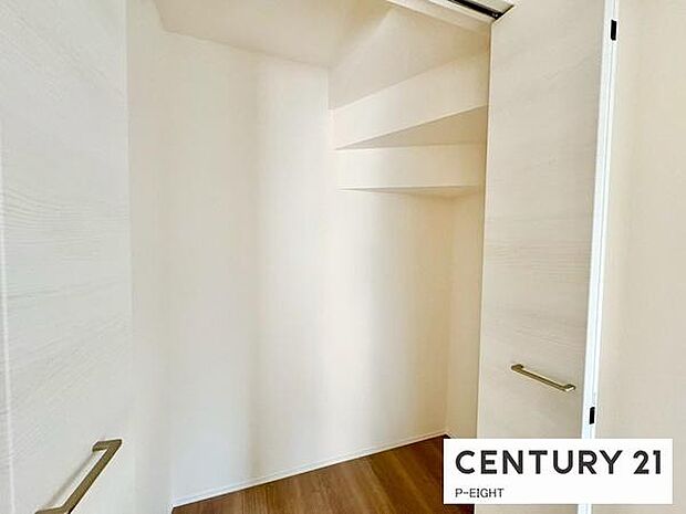 階段下に広めの収納スペースあり！