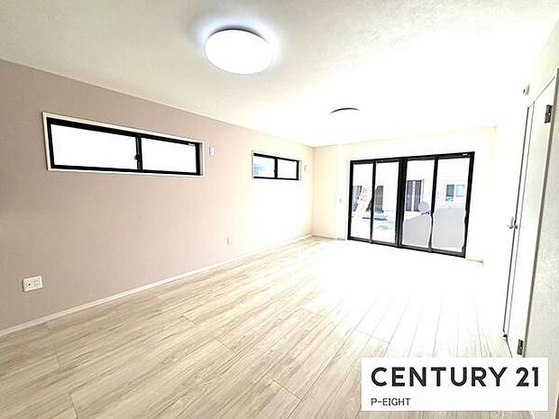 大きな窓から日光が差し込む明るいリビングです!