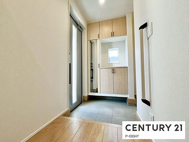 玄関先に収納が多く、家族の靴もきれいにまとまります。