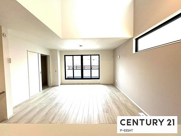 大きな窓のある明るいリビングです!